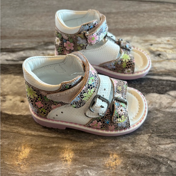 NWOT Rabbit Orthopedic Floral Sandals - Picture 2 of 8